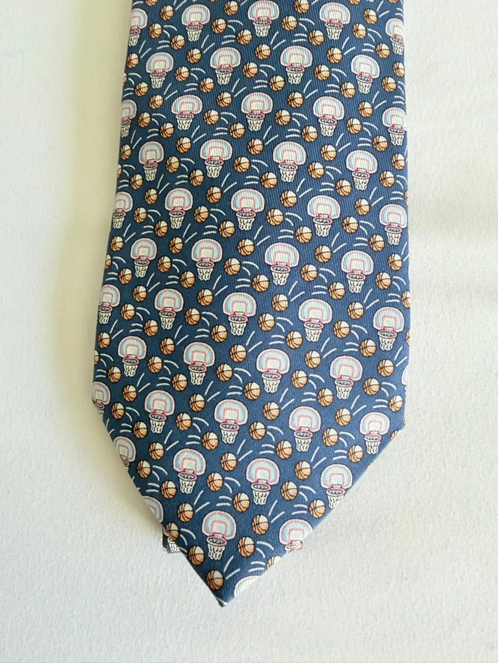Vineyard Vines 100% Silk Basketball Hoop Sports Theme Navy Patterned Tie